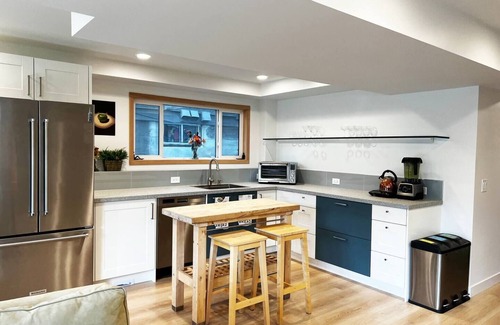 Kensington Apartment | Your Kensington Home for Stampede or Folk Fest! Sleeps 6.