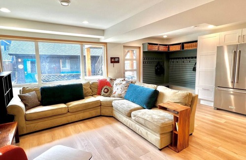 Kensington Apartment | Your Kensington Home for Stampede or Folk Fest! Sleeps 6.