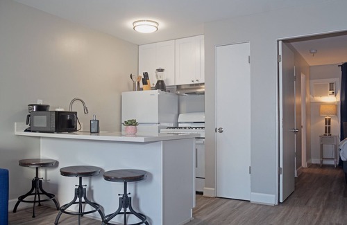Neartown House | Your Keys to Montrose! Sleeps 48/12BR/12BA/9PA