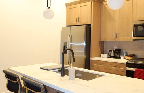 Northside House | Your luxury home in Downtown Houston! 3 bedrooms, 3 in-suite bathrooms.