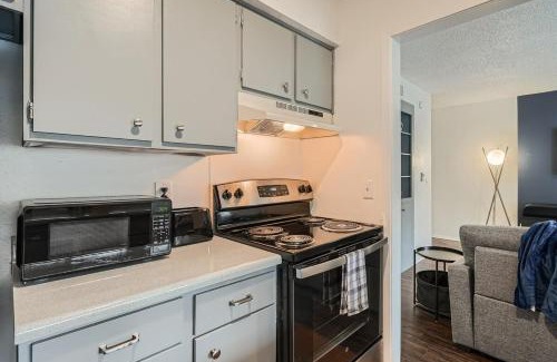 Bouldin Apartment | Your Modern King Suite Getaway - Sleeps 4 - Pool, Prkg
