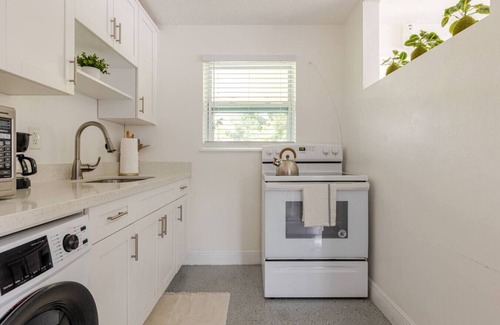 Riverside Park Apartment | Your Modern South Fla. Oasis: Comfy & Central