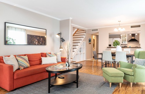 Neartown House | Your Montrose Collective! Sleeps 24, 12BR/7.5BA, 6PA
