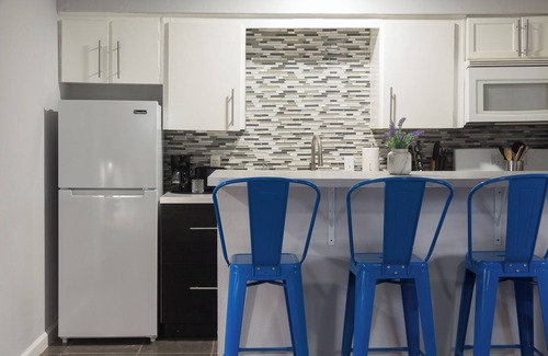 Hyde Park Apartment | Your Montrose Studios! Sleeps 32/16BR/16BA/16PAn