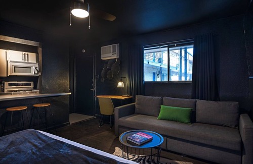 Hyde Park Apartment | Your Montrose Studios! Sleeps 32/16BR/16BA/16PAn