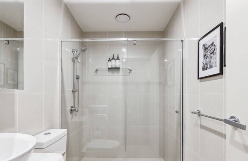 Northcote Apartment | Your Northcote gem: 2BR, 2BA, modern. Ideal for couples, families & friends.