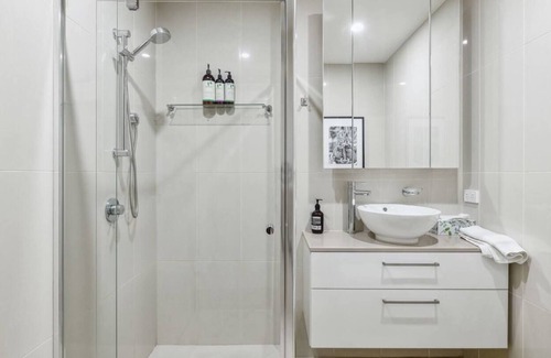 Northcote Apartment | Your Northcote gem: 2BR, 2BA, modern. Ideal for couples, families & friends.