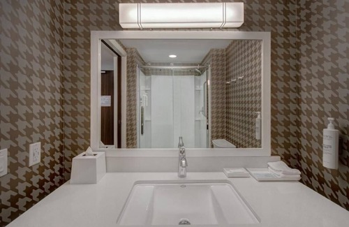 Garden Grove Hotel | Your Oasis Awaits! 4 Relaxing Units! Parking, Pets Allowed and Free Breakfast!