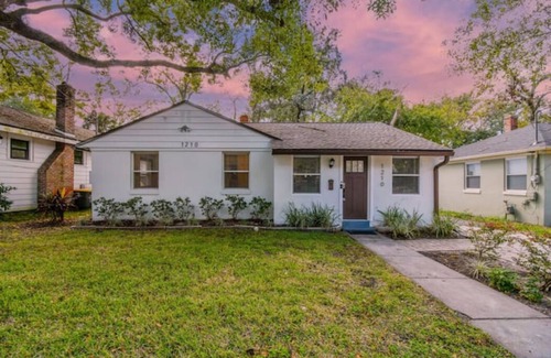 Avondale House | YOUR OWN HOTTUB, close to Jags 🏟, spectacular yard, immaculate, pets ok