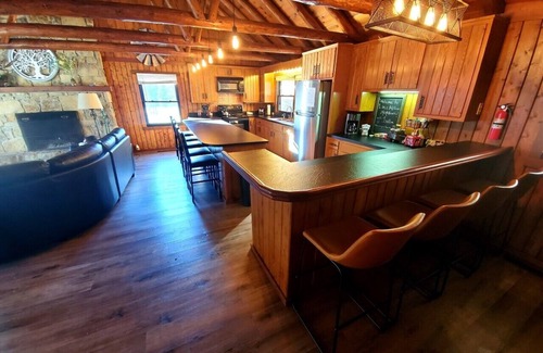 Gnaw Bone Cabin | YOUR OWN PRIVATE 12 ACRE LAKE, 80 ACRES, HOT TUB & GAME BARN