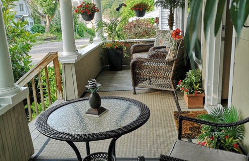 Silvertown Apartment | Your own private oasis in Niagara Falls, Ontario Canada