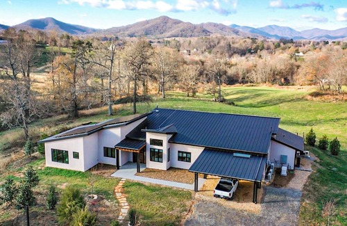 Asheville Villa | Your Own Private Retreat - pool, hot tub, cold plunge, red light sauna, pickleball