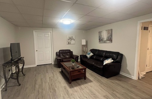 Woodstock Apartment | Your Own Private Suite with Private entrance!nn