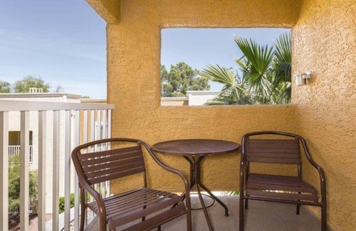 Las Vegas Condo | Your Own Stylish 2-BR Condo Oasis Near LV Strip - Special Offer!