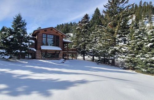 Gallatin Gateway House | Your OWN Winter WONDERLAND! Gorgeous Custom Home, Hot Tub, Sleeps 10!