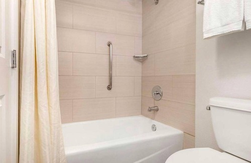 Las Vegas Resort | Your Peaceful Vegas Oasis, Paradise- Hilton Studio Steps from Strip- Huge Pool