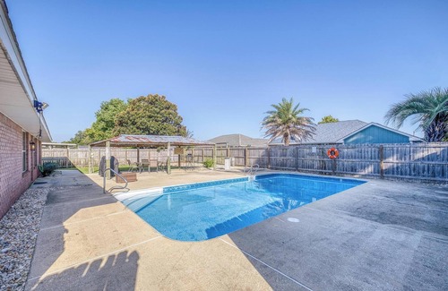 Ono Island House | Your Perdido Paradise. Relaxing pool, three bedrooom two bathroom house with den