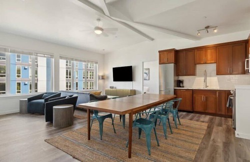 Buckman Neighborhood Apartment | Your Perfect 3-Bedroom Retreat