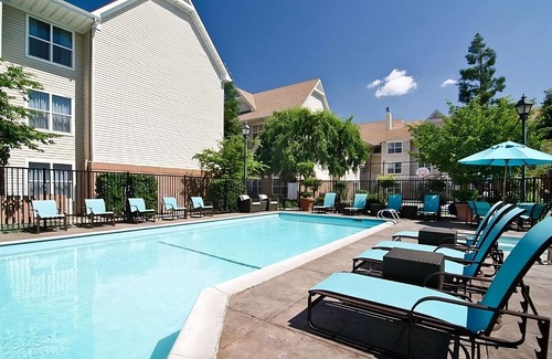 Raisin Resort | Your Perfect Getaway in Fresno! Full Kitchen, Outdoor Pool, Pets Allowed!