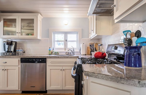 Laguna Beach Cottage | Your perfect short escape: surf, sand and a charming iconic beach cottage.