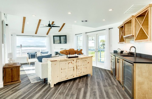 Pirates Beach House | Your pineapple under the sea awaits! Beachfront, Huge Deck, Beach Equip & More