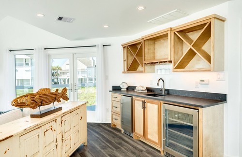 Pirates Beach House | Your pineapple under the sea awaits! Beachfront, Huge Deck, Beach Equip & More
