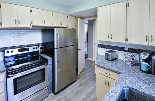 Highland House | ♥ Your Private Retro Retreat - Unbeatable Location. Mega Mall, Airport, River ♥