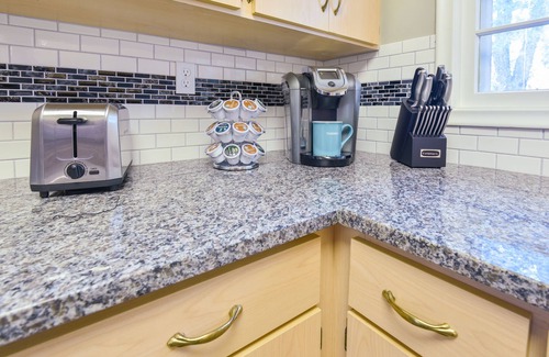 Highland House | ♥ Your Private Retro Retreat - Unbeatable Location. Mega Mall, Airport, River ♥