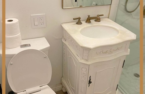 Westlake Apartment | Your Queen Studio-Perfect for Two!