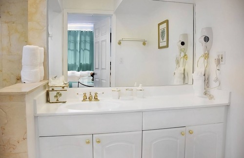 Flamingo/Lummus Hotel | Your Relaxing Getaway Awaits! Two Great Units, Walk To The Beach