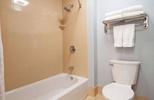 Blaine House | Your Relaxing Getaway Awaits! Free Breakfast and Parking, Onsite Dining
