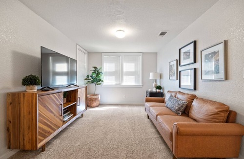 Sacramento Apartment | Your Sacramento Escape:2BR Gem w/Laundry &Netflix