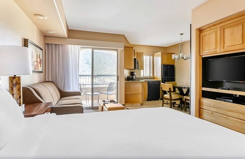 Oak Creek Hotel | Your Scenic Escape in Sedona! 2 Spacious Units, Full Kitchen, Outdoor Pool!