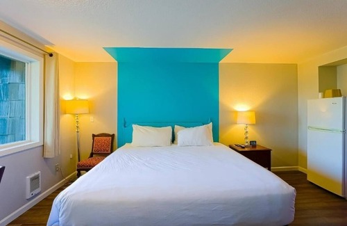 Seaside Hotel | Your Scenic Seaside Haven! Kitchenette, Pet-friendly Property, Free Parking!