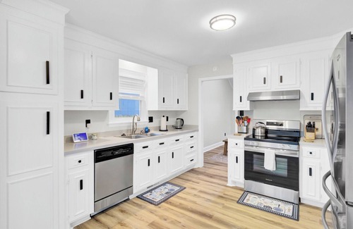 North Charleston House | Your Storybook Hideaway- GAME ROOM- 10 MINS FROM AIRPORT