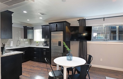 South Central Houston Apartment | Your TMC Flats! Sleeps 24, 12BR, 6BA, 6PA