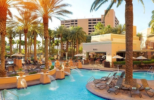 Las Vegas Hotel | Your Ultimate Vegas Retreat Awaits! 2 Suites w/Full Kitchen! Outdoor Pool