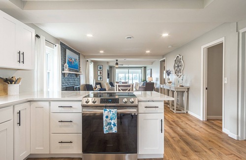 Drayton Plains Cottage | Your own beach front oasis on a all sports private lake!