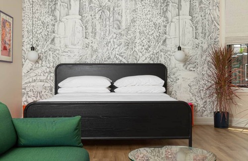 Queen Village Apartment | Yowie - Suite 303 Stunning Corner King
