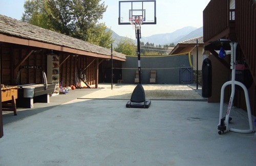 East Kootenay Apartment | * Ypcfitness & Accomodations *