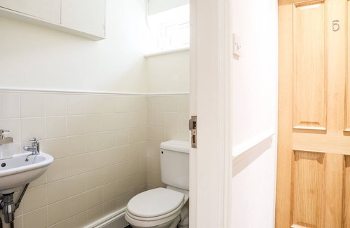 Bangor House | YR OCAR, pet friendly, character holiday cottage in Bethesda