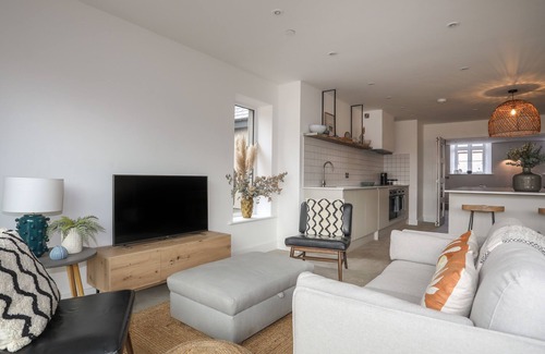 Tyn-y-Gongl House | YSGOL FAWR (BIG SCHOOL), pet friendly, with a garden in Benllech