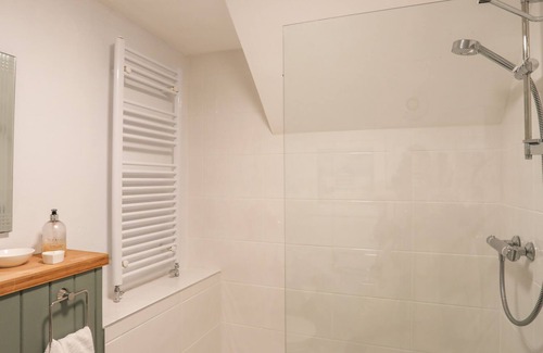 Llanddaniel Fab Cottage | YSGUBOR BACH, pet friendly, with a garden in Llanddaniel Near Gaerwen