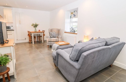 Holyhead Cottage | YSGUBOR LLWYD, pet friendly, with a garden in Valley
