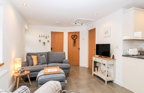 Holyhead Cottage | YSGUBOR LLWYD, pet friendly, with a garden in Valley