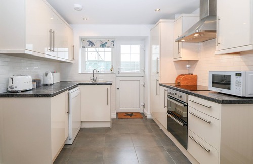 Holyhead Cottage | YSGUBOR LLWYD, pet friendly, with a garden in Valley