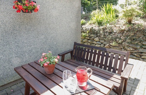 Henryd Cottage | YSGUBOR NEWYDD, family friendly, with a garden in Conwy