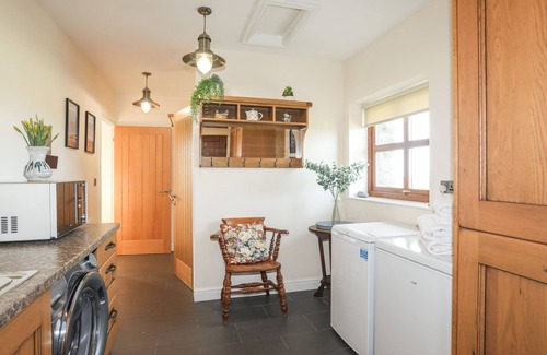 Caergeiliog House | YSGUBOR WEN, pet friendly, with open fire in Llanfaelog