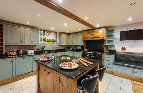 Brecon House | Ysgubor y Dderwen - Four Bedroom House, Sleeps 8