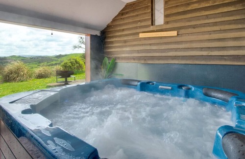 Brecon House | Ysgubor y Mynydd - Three Bedroom House, Sleeps 8